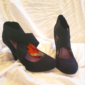 Black vintage  Madden girl closed toe strappy heels. Size 8 Fits women’s 8